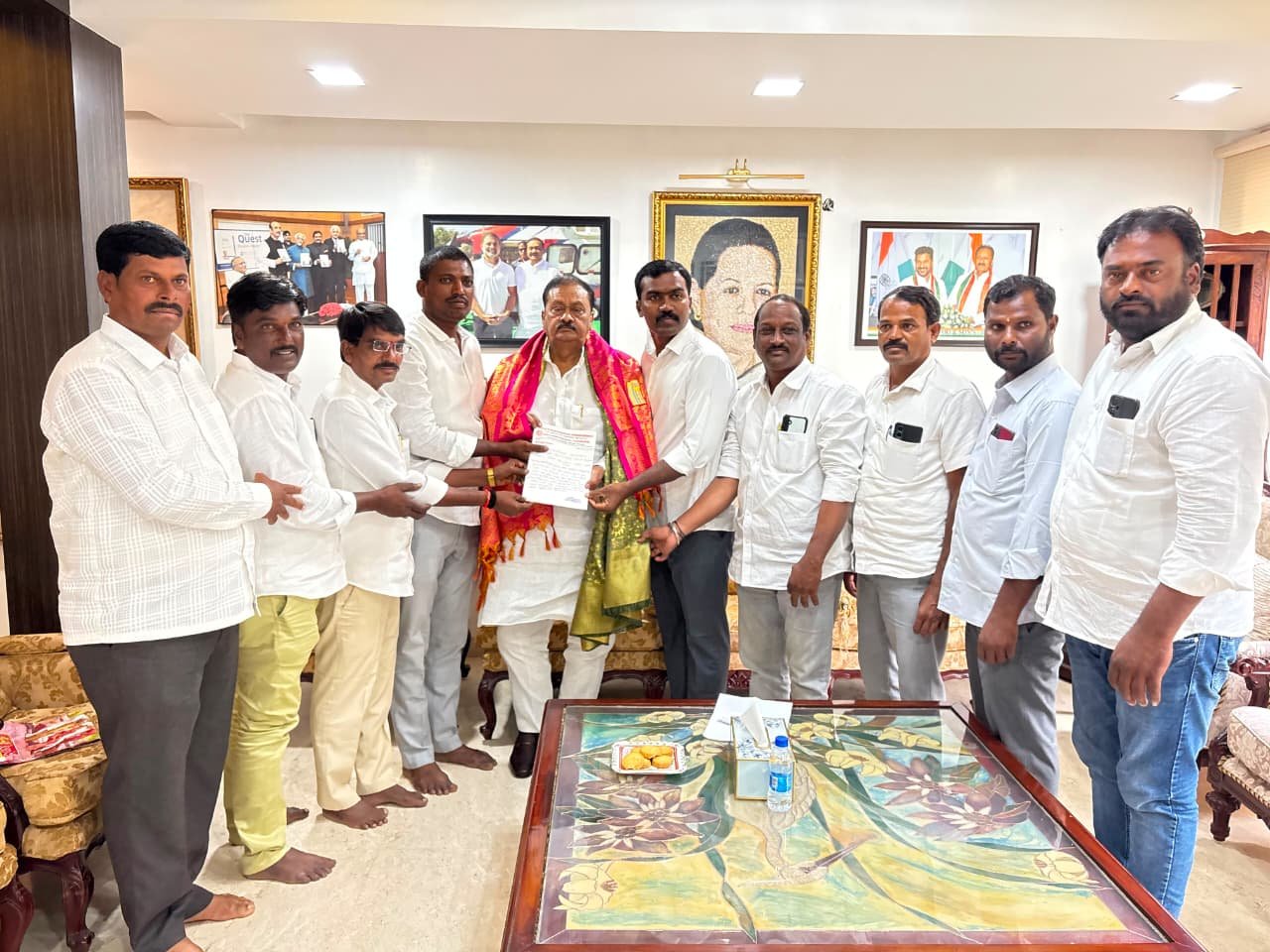 ఈరోజు హైదరాబాదులోని రాష్ట్ర ప్రభుత్వ సలహాదారులు శ్రీ షబ్బీర్ అలీ గారిని మర్యాదపూర్వకంగా కలిసిన పాల్వంచ మండల  కాంగ్రెస్ పార్టీ సర్పంచులు, 